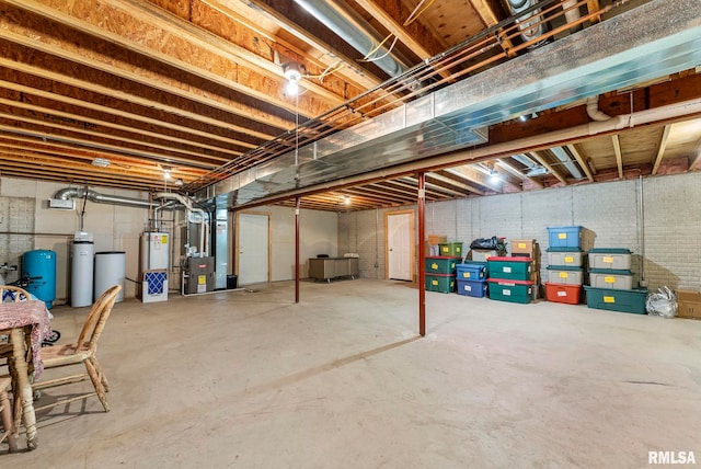 4830 Wyoming Ave, Davenport, IA 52806 - unfinished below grade area with a water softener system, water heater, a water pressure tank, and heating unit