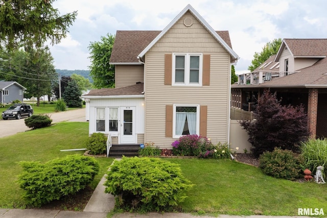 616 Elk St, Sabula, IA 52070 - traditional-style house with roof with shingles and a front yard