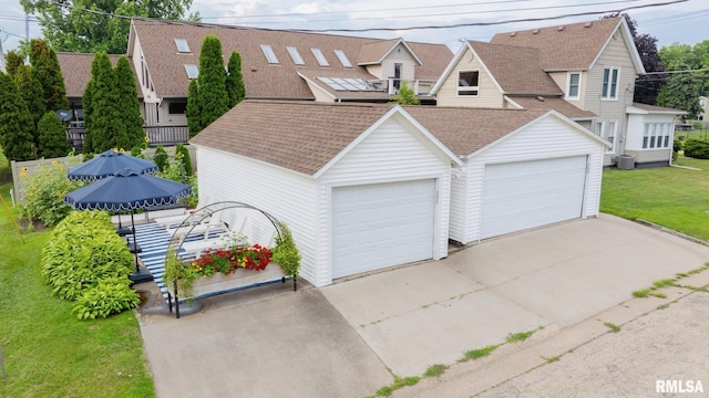 616 Elk St, Sabula, IA 52070 - view of front facade featuring a shingled roof and a front yard