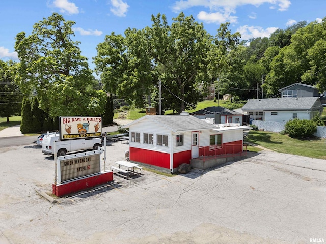 1204 N Cody Rd, Le Claire, IA 52753 - aerial view of property and surrounding area with a tree filled landscape