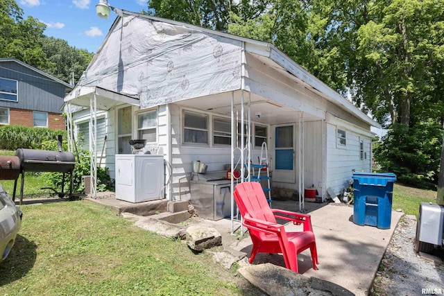 1204 N Cody Rd, Le Claire, IA 52753 - view of front of house featuring washer / clothes dryer and a front yard