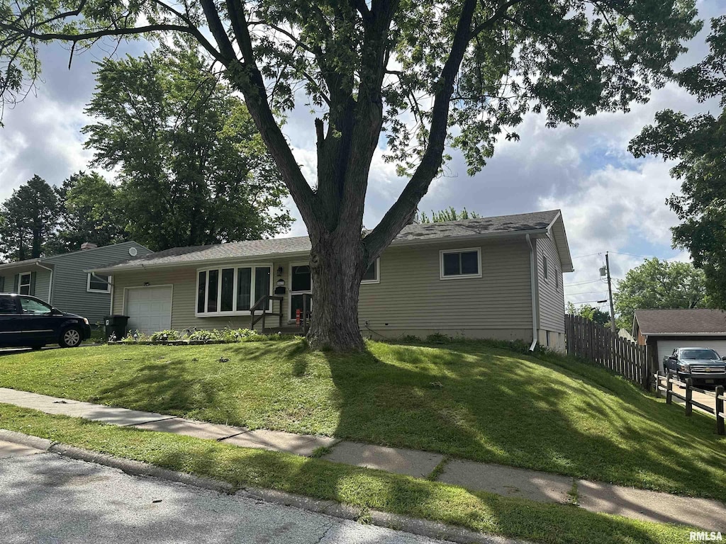 2633 Farragut Pl, Davenport, IA 52804 - ranch-style home featuring a garage