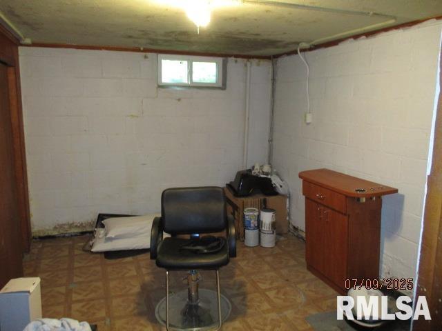 507 Waverly Rd, Davenport, IA 52804 - below grade area with light floors and concrete block wall