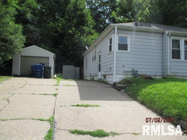 507 Waverly Rd, Davenport, IA 52804 - view of side of home with an outbuilding and a detached garage