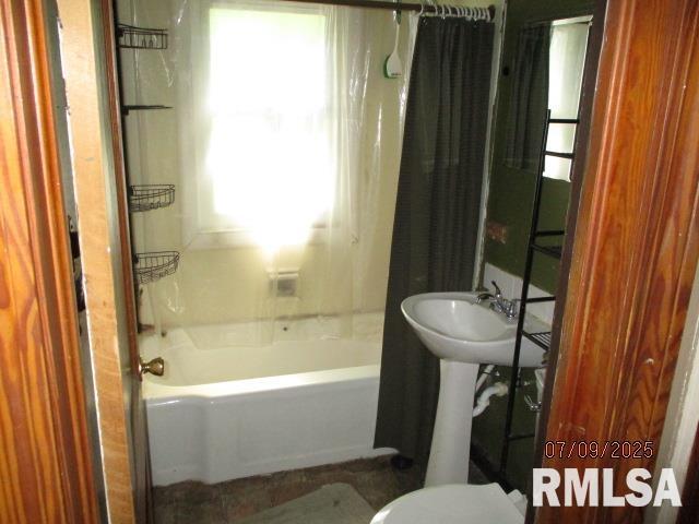 507 Waverly Rd, Davenport, IA 52804 - bathroom featuring shower / bath combination with curtain and toilet