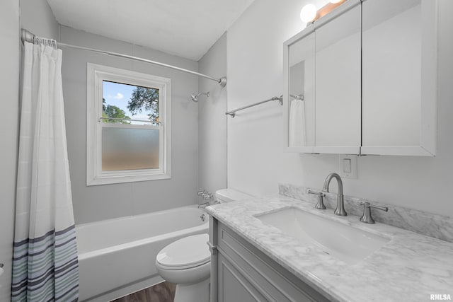 101 W Sheridan Dr, Eldridge, IA 52748 - full bath featuring shower / tub combo with curtain and vanity