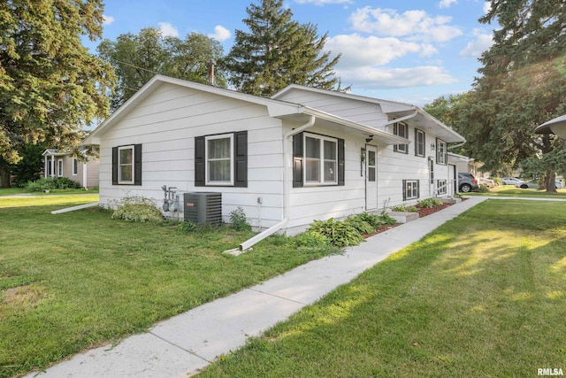 101 W Sheridan Dr, Eldridge, IA 52748 - view of side of property featuring a central AC unit and a lawn