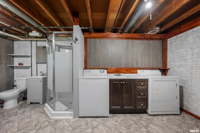 101 W Sheridan Dr, Eldridge, IA 52748 - laundry area with washing machine and dryer