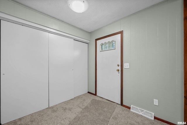 101 W Sheridan Dr, Eldridge, IA 52748 - carpeted foyer entrance with a textured ceiling