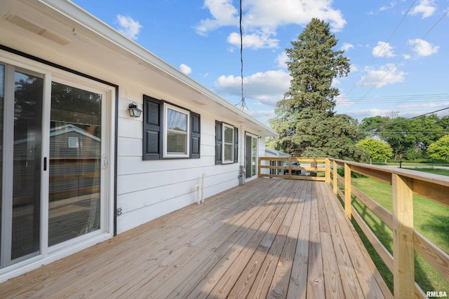 101 W Sheridan Dr, Eldridge, IA 52748 - view of wooden deck