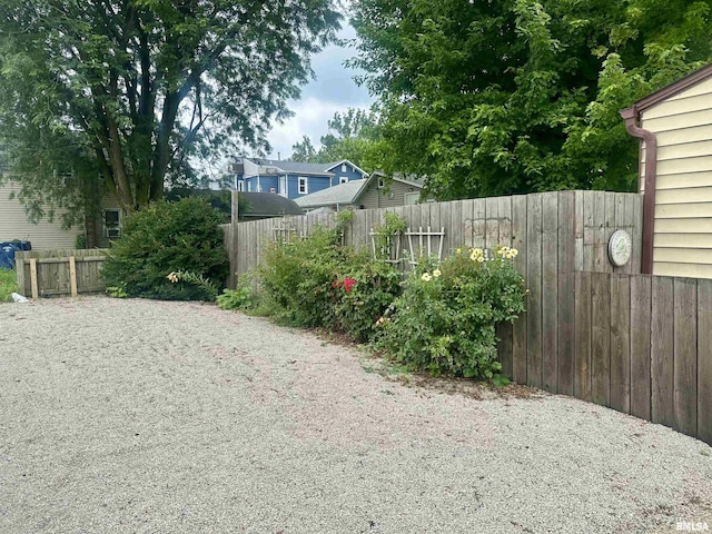 1723 Pershing Blvd, Clinton, IA 52732 - view of yard