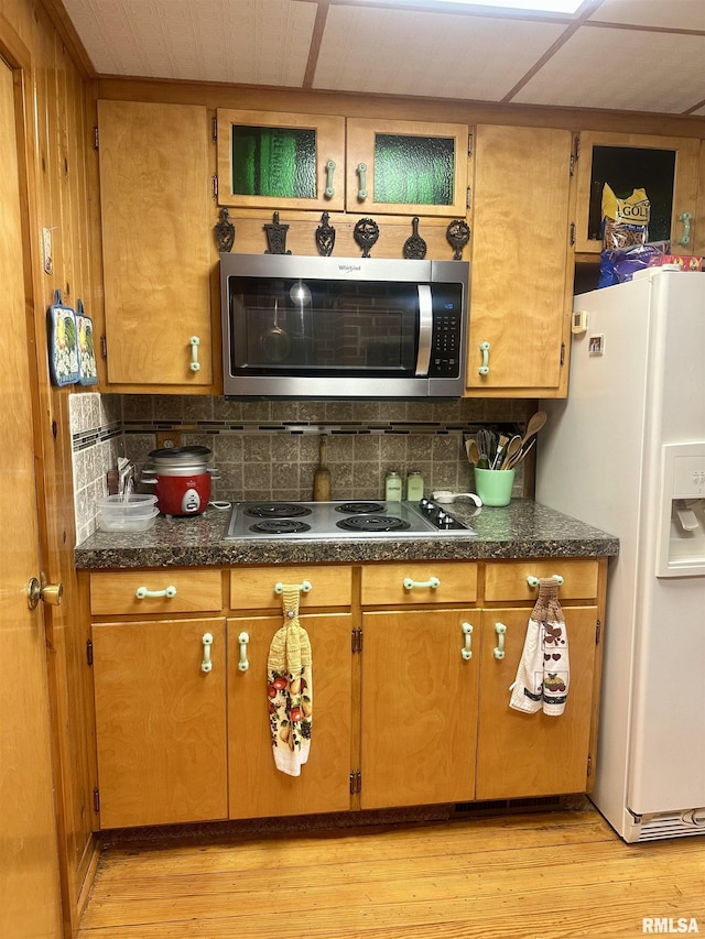 1723 Pershing Blvd, Clinton, IA 52732 - kitchen featuring stainless steel appliances, tasteful backsplash, light wood-type flooring, and brown cabinetry