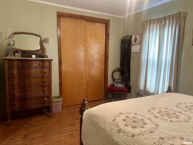 1723 Pershing Blvd, Clinton, IA 52732 - bedroom featuring wood finished floors, ornamental molding, and a closet
