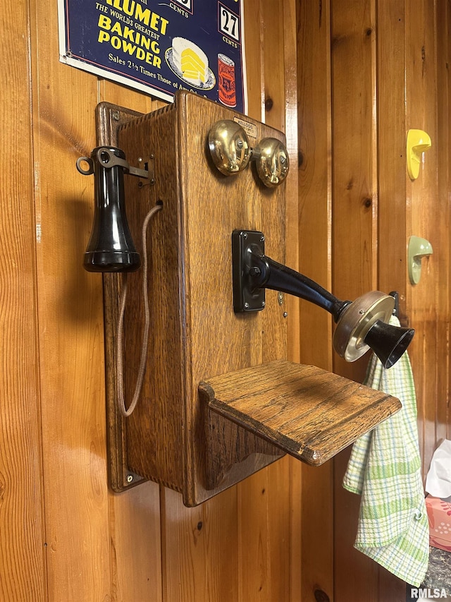 1723 Pershing Blvd, Clinton, IA 52732 - detailed view of wood walls