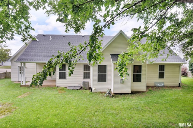 1039 Bluff Ln, Le Claire, IA 52753 - back of house featuring a shingled roof and a yard