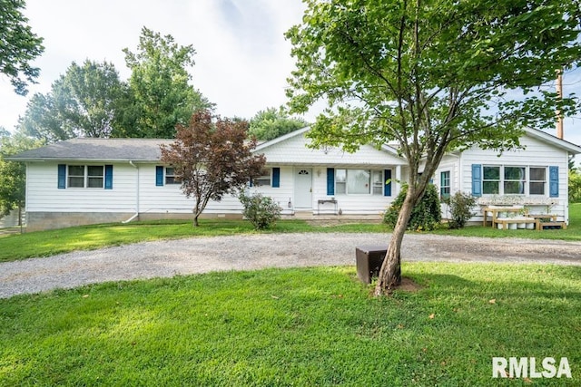 17000 Log Cabin Rd, Marion, IL 62959 - ranch-style home featuring a front lawn and gravel driveway