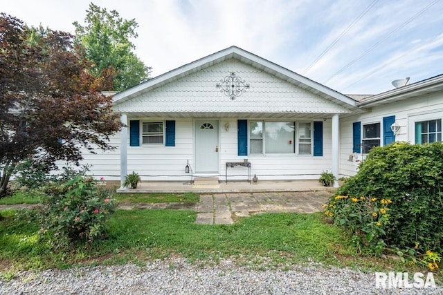 17000 Log Cabin Rd, Marion, IL 62959 - bungalow-style home featuring covered porch
