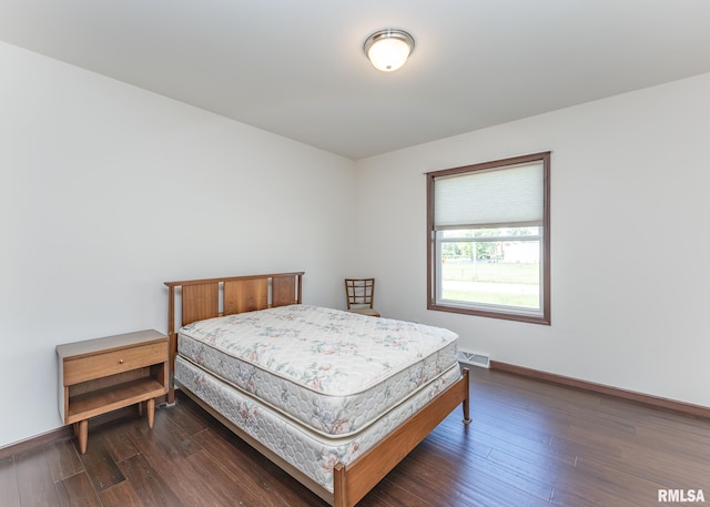 95 N 18th St, Clinton, IA 52732 - bedroom featuring dark wood finished floors and baseboards