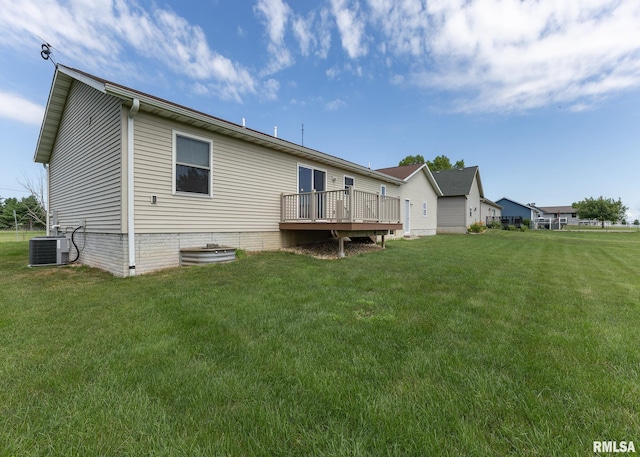 95 N 18th St, Clinton, IA 52732 - rear view of house with a deck and a yard