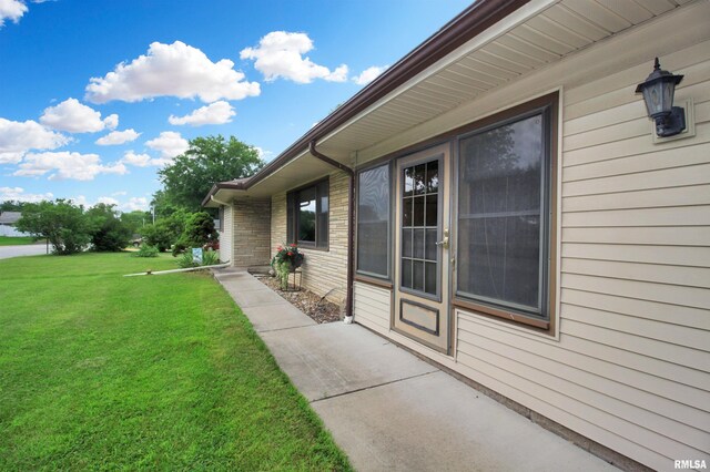 1524 W 4th St, Milan, IL 61264 - view of green lawn