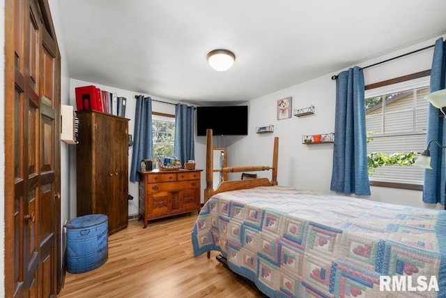 833 Robin Rd, Muscatine, IA 52761 - bedroom featuring light wood finished floors