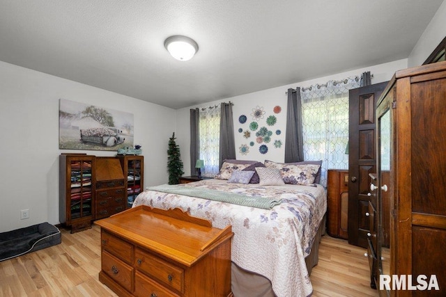 833 Robin Rd, Muscatine, IA 52761 - bedroom featuring light wood-style floors