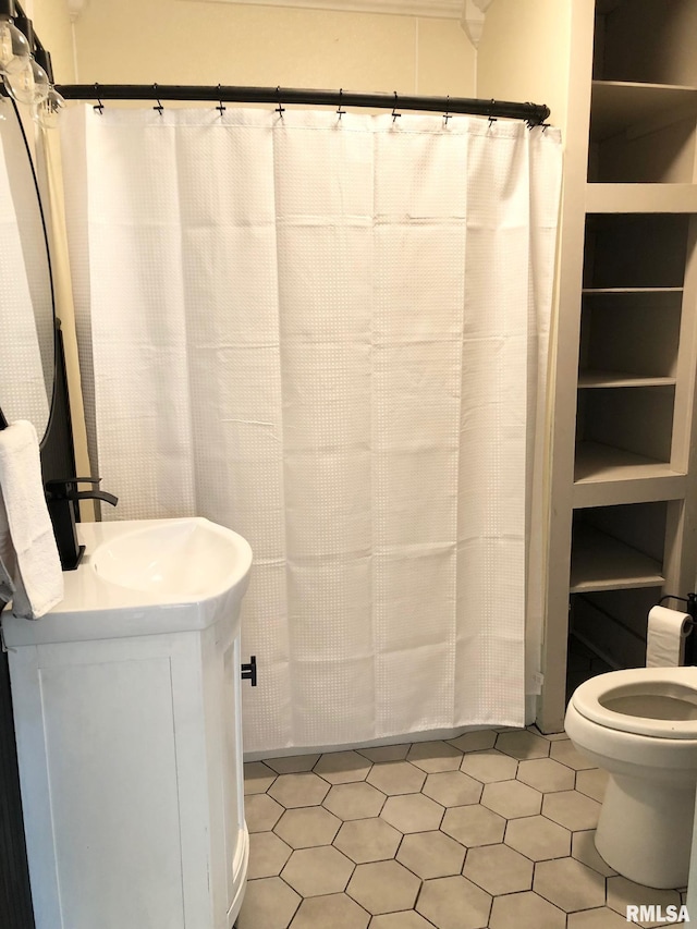 2111 Pine St, Murphysboro, IL 62966 - bathroom featuring vanity and toilet