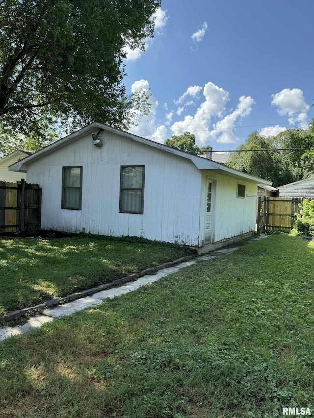 2111 Pine St, Murphysboro, IL 62966 - view of side of home