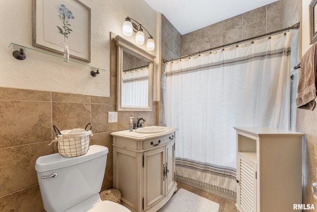 517 E 29th Pl, Davenport, IA 52803 - full bath featuring vanity, tile walls, and a shower with shower curtain