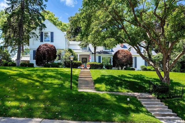 1928 Fernwood Ave, Davenport, IA 52803 - traditional-style home featuring a front lawn