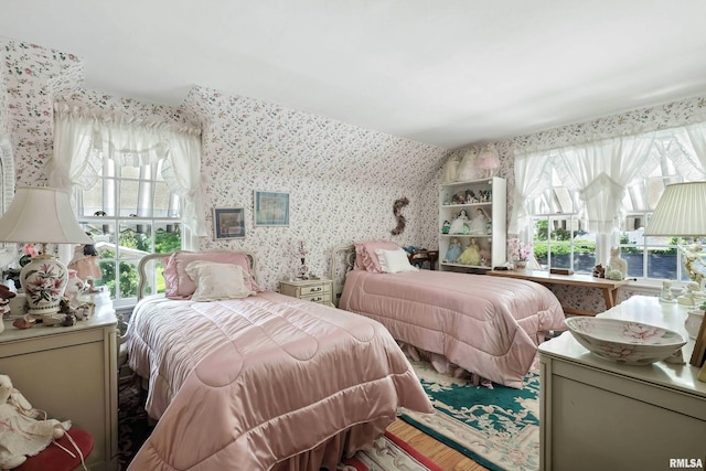1928 Fernwood Ave, Davenport, IA 52803 - bedroom with wallpapered walls