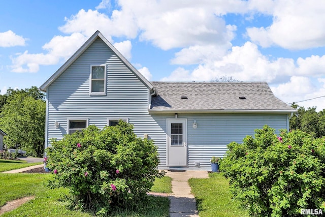 304 E Plum St, Anamosa, IA 52205 - rear view of house featuring a shingled roof and a yard