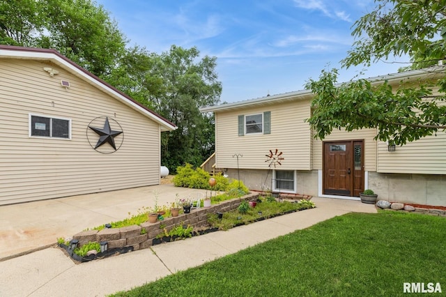 335 Sand Aly, Toronto, IA 52777 - view of front of property with a front yard