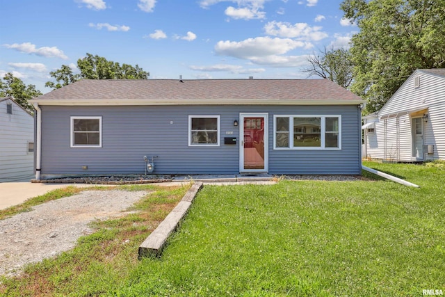 3133 W 1st St, Davenport, IA 52804 - bungalow-style house featuring a front lawn and a shingled roof