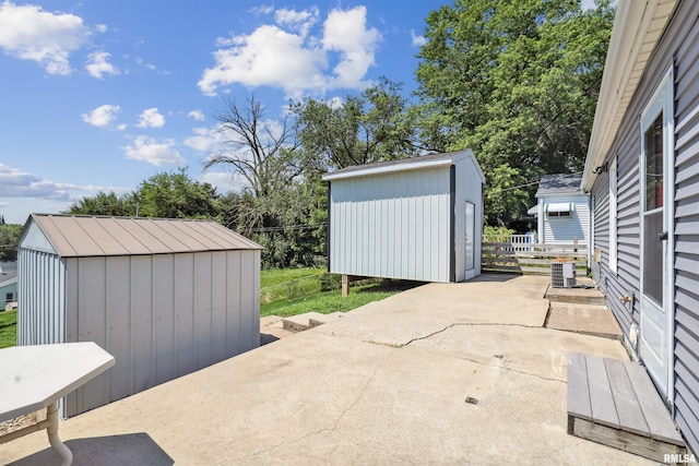 3133 W 1st St, Davenport, IA 52804 - view of patio / terrace featuring a storage unit