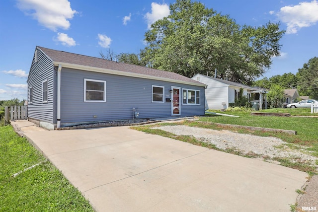 3133 W 1st St, Davenport, IA 52804 - ranch-style home with a patio and a front yard