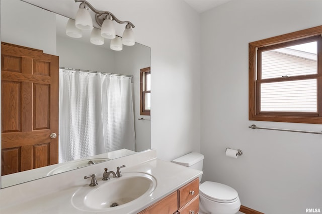 922 W Scott St, Eldridge, IA 52748 - full bath with vanity and a shower with curtain