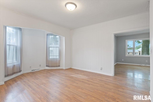 3916 W Locust St, Davenport, IA 52804 - empty room featuring light wood-style floors and a textured ceiling