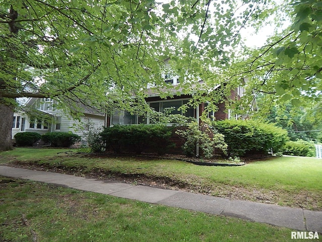 1132 24th Ave, Moline, IL 61265 - view of front of home with a front lawn