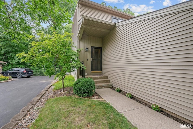 2809 12th Ave Unit 504, Rock Island, IL 61201 - property entrance with driveway