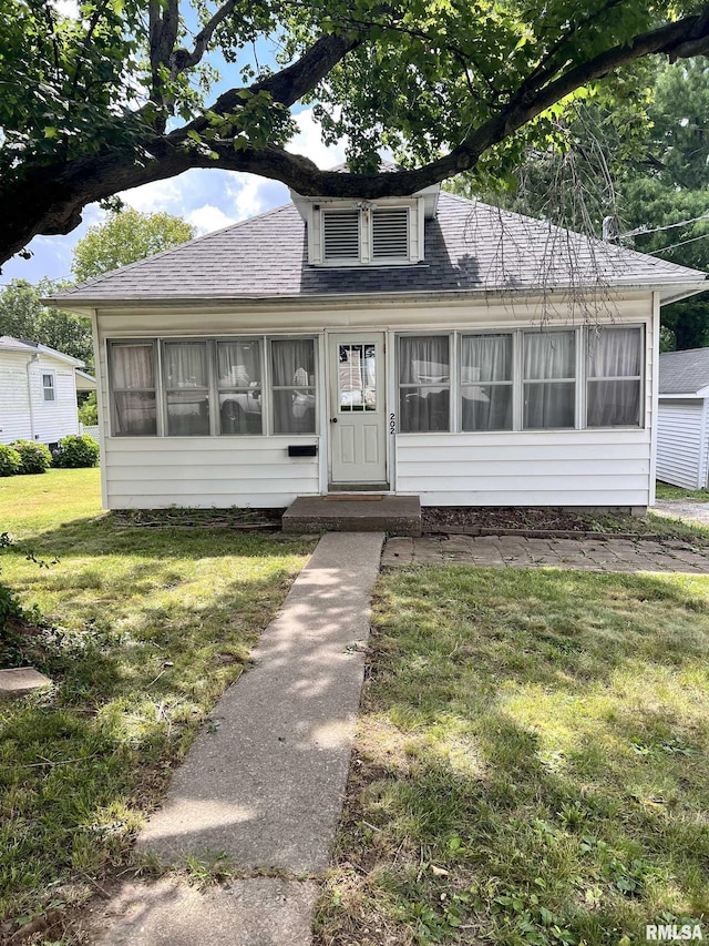 202 N Wilson St, Anna, IL 62906 - bungalow-style home with a front lawn and a shingled roof