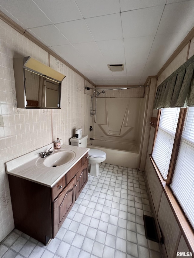 202 N Wilson St, Anna, IL 62906 - bathroom with vanity, shower / bathtub combination, and tile walls