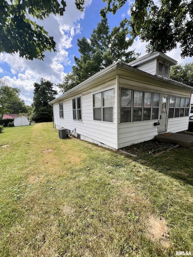 202 N Wilson St, Anna, IL 62906 - view of side of home with a lawn and a sunroom