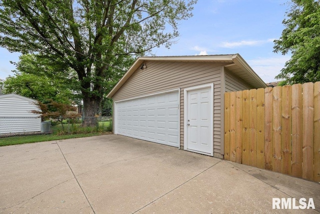 1815 Lincoln Rd, Bettendorf, IA 52722 - view of detached garage