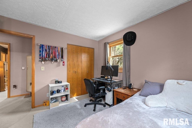 2401 W Dale Ct, Bettendorf, IA 52722 - bedroom featuring carpet, a desk, a closet, and a textured ceiling