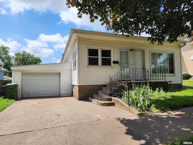 831 13th Ave S, Clinton, IA 52732 - photo 1