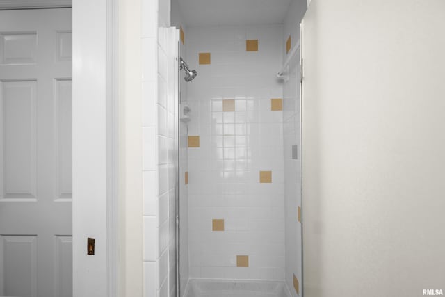 2303 Wynnewood Ct, Davenport, IA 52807 - bathroom with a shower stall