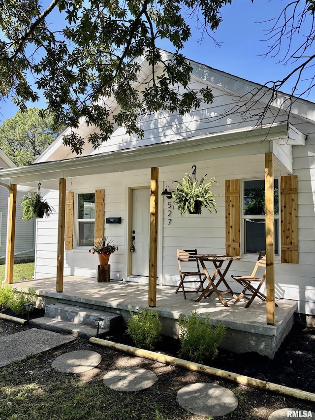 527 S Rotan St, Salem, IL 62881 - back of house featuring covered porch