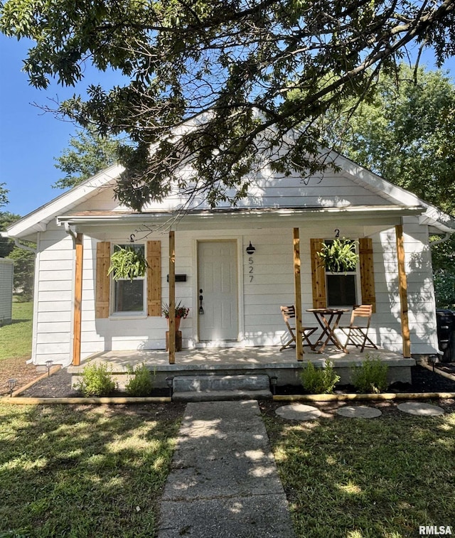 527 S Rotan St, Salem, IL 62881 - bungalow with a porch and a front lawn
