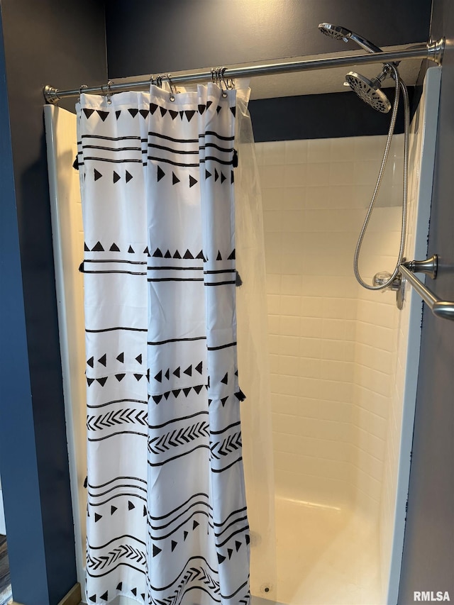 124 Riverview Heights Dr, Le Claire, IA 52753 - full bath with a shower with curtain